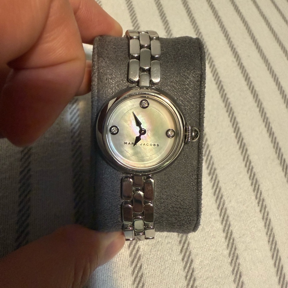 Marc Jacobs Silver Watch with Sleek Design